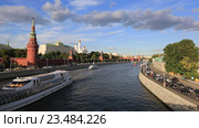 Прогулочные катера на Москва реке, вид на Московский Кремль (2016 год). Редакционное видео, видеограф Яна Королёва / Фотобанк Лори