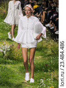 PARIS, FRANCE - OCTOBER 07: A model walks the runway during the Moncler Gamme Rouge show as part of the Paris Fashion Week Womenswear Spring/Summer 2016 on October 7, 2015 in Paris, France. Редакционное фото, фотограф Anton Oparin / Фотобанк Лори
