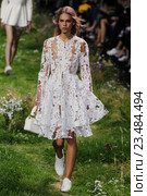 PARIS, FRANCE - OCTOBER 07: A model walks the runway during the Moncler Gamme Rouge show as part of the Paris Fashion Week Womenswear Spring/Summer 2016 on October 7, 2015 in Paris, France. Редакционное фото, фотограф Anton Oparin / Фотобанк Лори