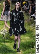 PARIS, FRANCE - OCTOBER 07: A model walks the runway during the Moncler Gamme Rouge show as part of the Paris Fashion Week Womenswear Spring/Summer 2016 on October 7, 2015 in Paris, France. Редакционное фото, фотограф Anton Oparin / Фотобанк Лори