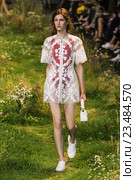 PARIS, FRANCE - OCTOBER 07: A model walks the runway during the Moncler Gamme Rouge show as part of the Paris Fashion Week Womenswear Spring/Summer 2016 on October 7, 2015 in Paris, France. Редакционное фото, фотограф Anton Oparin / Фотобанк Лори