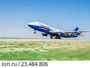 Baku - AUGUST 27, 2016: Airplane taking off on August 27 in Baku. Редакционное фото, фотограф Elnur / Фотобанк Лори