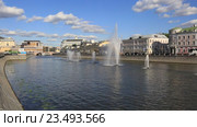 Москва, водоотводной канал. Вид на фонтаны и Кадашевскую набережную (2016 год). Редакционное видео, видеограф Яна Королёва / Фотобанк Лори