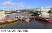 Москва, водоотводной канал. Вид с Болотной набережной на Лужков мост и катера у причала (2016 год). Редакционное видео, видеограф Яна Королёва / Фотобанк Лори