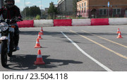 Инструктор с начинающим мотоциклистом на автодроме автошколы (2016 год). Редакционное видео, видеограф Кекяляйнен Андрей / Фотобанк Лори