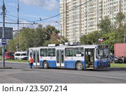 Москва. Троллейбус остановился из-за соскочившей штанги (штанговый токоприемник) (2016 год). Редакционное фото, фотограф Илюхина Наталья / Фотобанк Лори