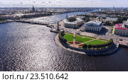 Вид на Стрелку Васильевского острова и Дворцовый мост через реку Неву, Санкт-Петербург (2016 год). Редакционное фото, фотограф Кекяляйнен Андрей / Фотобанк Лори