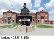 Памятник "Старый паровоз ЮП 4504" на площади Возрождения. Таганрог (2016 год). Редакционное фото, фотограф Владимир Арсентьев / Фотобанк Лори