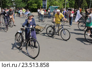 Исторический велопарад на ВДНХ. Подготовка к старту (2016 год). Редакционное фото, фотограф Устинова Мария / Фотобанк Лори