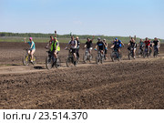 Приветствие на ходу. Велогонка в Тюмени (2016 год). Редакционное фото, фотограф Анатолий Матвейчук / Фотобанк Лори