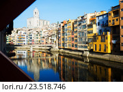 houses and church on river Onyar from bridge in Gerona. Стоковое фото, фотограф Яков Филимонов / Фотобанк Лори