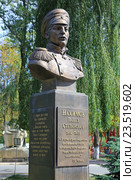 Бюст Нахимова Павла Степановича в парке "Зеленый остров", Черкесск (2016 год). Редакционное фото, фотограф Алексей Гусев / Фотобанк Лори