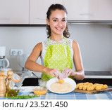 housewife cooking breadcrumbed croquettes. Стоковое фото, фотограф Яков Филимонов / Фотобанк Лори