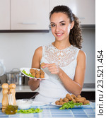 woman posing with plate of deep-fried kroketten. Стоковое фото, фотограф Яков Филимонов / Фотобанк Лори