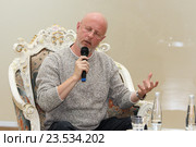 Дмитрий Пучков (Гоблин) на встрече в дискуссионном клубе «Тренд» (2016 год). Редакционное фото, фотограф Роман Рожков / Фотобанк Лори