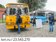 Выставка раритетных автобусов в Петропавловской крепости. Санкт-Петербург (2016 год). Редакционное фото, фотограф Румянцева Наталия / Фотобанк Лори