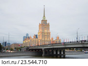 Новоарбатский мост и гостиница "Украина" в сентябрьских сумерках. Москва (2016 год). Редакционное фото, фотограф Виктор Карасев / Фотобанк Лори