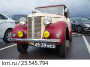 Один из первых автомобилей Austin 8 tourer 1939 модельного года среди современных автомобилей. Фестиваль ретроавтомобилей "Фортуна-2016" в Кронштадте. Редакционное фото, фотограф Виктор Карасев / Фотобанк Лори