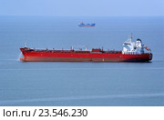 Среднетоннажный нефтяной танкер Hafnia Malacca (порт приписки - Сингапур) на рейде (2016 год). Редакционное фото, фотограф Александр Замараев / Фотобанк Лори