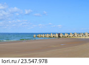 Волга, рыбак и тетраподы на водохранилище. Редакционное фото, фотограф Staryh Luiba / Фотобанк Лори