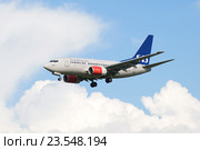 Самолет Boeing 737-683 (LN-RCW) авиакомпании Scandinavian Air System в облачном небе (2016 год). Редакционное фото, фотограф Виктор Карасев / Фотобанк Лори