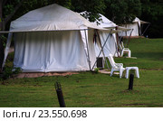 Палатки для проживания гостей кемпинга Khao Kheaw es-ta-te Camping Resort в Таиланде на территории зоопарка Кхао Кхео Опен Зоо (2016 год). Стоковое фото, фотограф Natalia Sidorova / Фотобанк Лори