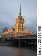 Новоарбатский мост и гостиница "Украина" сумрачным сентябрьским вечером. Москва (2016 год). Редакционное фото, фотограф Виктор Карасев / Фотобанк Лори