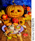 Halloween table with trick or treat Jack OLanten pumpkin. Стоковое фото, фотограф Gennadiy Poznyakov / Фотобанк Лори