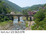 MANDI, INDIA - MAY 12, 2011: Road bridge over the river in the city of Saket Mandi. Himachal Pradesh. Стоковое фото, фотограф Виктор Карасев / Фотобанк Лори
