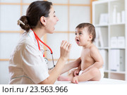 doctor examining little girl baby. Стоковое фото, фотограф Оксана Кузьмина / Фотобанк Лори