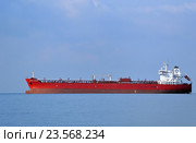 Среднетоннажный нефтяной танкер Hafnia Malacca (порт приписки - Сингапур) на рейде (2016 год). Редакционное фото, фотограф Александр Замараев / Фотобанк Лори
