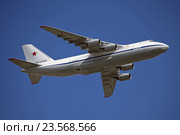 Тяжелый дальний военно-транспортный самолет Ан-124-100 «Руслан» (Бортовой номер RF-82038) в полете (2016 год). Редакционное фото, фотограф Алексей Гусев / Фотобанк Лори