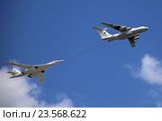 Самолет-топливозаправщик Ил-78 (бортовой номер RF-94275) и сверхзвуковой стратегический бомбардировщик дальней авиации Ту-160 («Белый лебедь»), Парад Победы на Красной площади 9 мая 2015 года, Москва (2016 год). Редакционное фото, фотограф Алексей Гусев / Фотобанк Лори