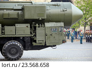 Фрагмент PC-24 «Ярс» — российской твёрдотопливной межконтинентальной баллистической ракетой мобильного и шахтного базирования с разделяющейся головной частью на параде, посвященном Дню Победы, Москва, Красная площадь, 2016. Редакционное фото, фотограф Алексей Гусев / Фотобанк Лори