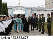 Настоятель игумен Петр (Дмитриев), митрополит Ювеналий и глава Коломенского района А.В. Ваулин у Богородицерождественского Бобренева монастыря (2016 год). Редакционное фото, фотограф Дмитрий Неумоин / Фотобанк Лори