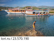 Купание в открытой воде во время морской прогулки на яхте. Фетхие, Турция (2009 год). Редакционное фото, фотограф Вадим Хомяков / Фотобанк Лори