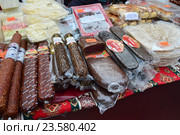Прилавок с мясными деликатесами и колбасной продукцией. Ярмарка армянских товаров и товаропроизводителей. Фестиваль "Золотой гранат" на площади Революции в Москве (2016 год). Редакционное фото, фотограф lana1501 / Фотобанк Лори