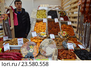 Торговое шале с сухофруктами, орехами и чурчхелой. Ярмарка армянских товаров и товаропроизводителей. Фестиваль "Золотой гранат" на Площади Революции в Москве (2016 год). Редакционное фото, фотограф lana1501 / Фотобанк Лори