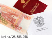 Единовременная выплата пенсионерам в размере 5 тысяч рублей. Купюра пять тысяч и пенсионное удостоверение. Стоковое фото, фотограф Юрий Морозов / Фотобанк Лори