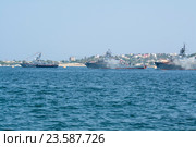 Два морских тральщика "Турбинист" и " Ковровец" выполняют стрельбы в День ВМФ в Севастопольской бухте (2016 год). Редакционное фото, фотограф Андрей Вежновец / Фотобанк Лори