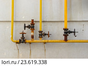 Разводка газовых труб с одной срезанной линией на стене жилого дома. Стоковое фото, фотограф Ekaterina M / Фотобанк Лори