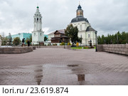 Город Тула, Вид на Николо-Зарецкую церковь и её отражение в лужах дождливым днём (2016 год). Стоковое фото, фотограф Игорь Низов / Фотобанк Лори
