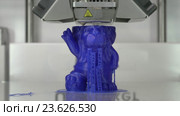 Mechanism of 3D printer working on printing childrens toy. Стоковое видео, видеограф Данил Руденко / Фотобанк Лори