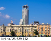 Вид на отель современный «Swissotel Красные Холмы Москва» и старые сталинские дома со стороны Курского вокзала (2016 год). Редакционное фото, фотограф Вячеслав Палес / Фотобанк Лори