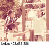 parents with child training with pull-up bar. Стоковое фото, фотограф Яков Филимонов / Фотобанк Лори