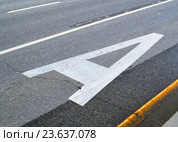 Выделенная полоса для движения общественного транспорта на проезжей части дороги. Стоковое фото, фотограф Александр Замараев / Фотобанк Лори