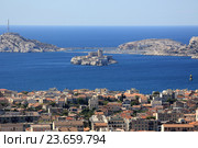 Марсель (Marseilles). Вид на Фриульские острова и замок Иф со смотровой площадки базилики Нотр-Дам-де-ля-Гард (Basilique Notre-Dame de la Garde) (2016 год). Стоковое фото, фотограф Татьяна Лата / Фотобанк Лори