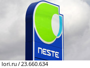 Логотип сети заправочных станций Neste (2016 год). Редакционное фото, фотограф Александр Тарасенков / Фотобанк Лори