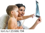 Doctor and kid reviewing X-ray. Стоковое фото, фотограф Оксана Кузьмина / Фотобанк Лори