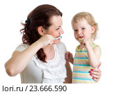 mother teaches kid teeth brushing. Стоковое фото, фотограф Оксана Кузьмина / Фотобанк Лори